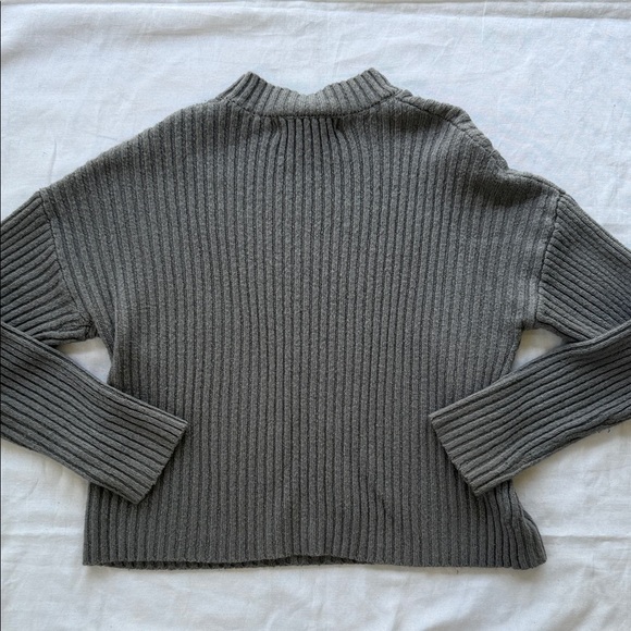 Forever 21 Women’s Gray Sweater - Picture 4 of 4